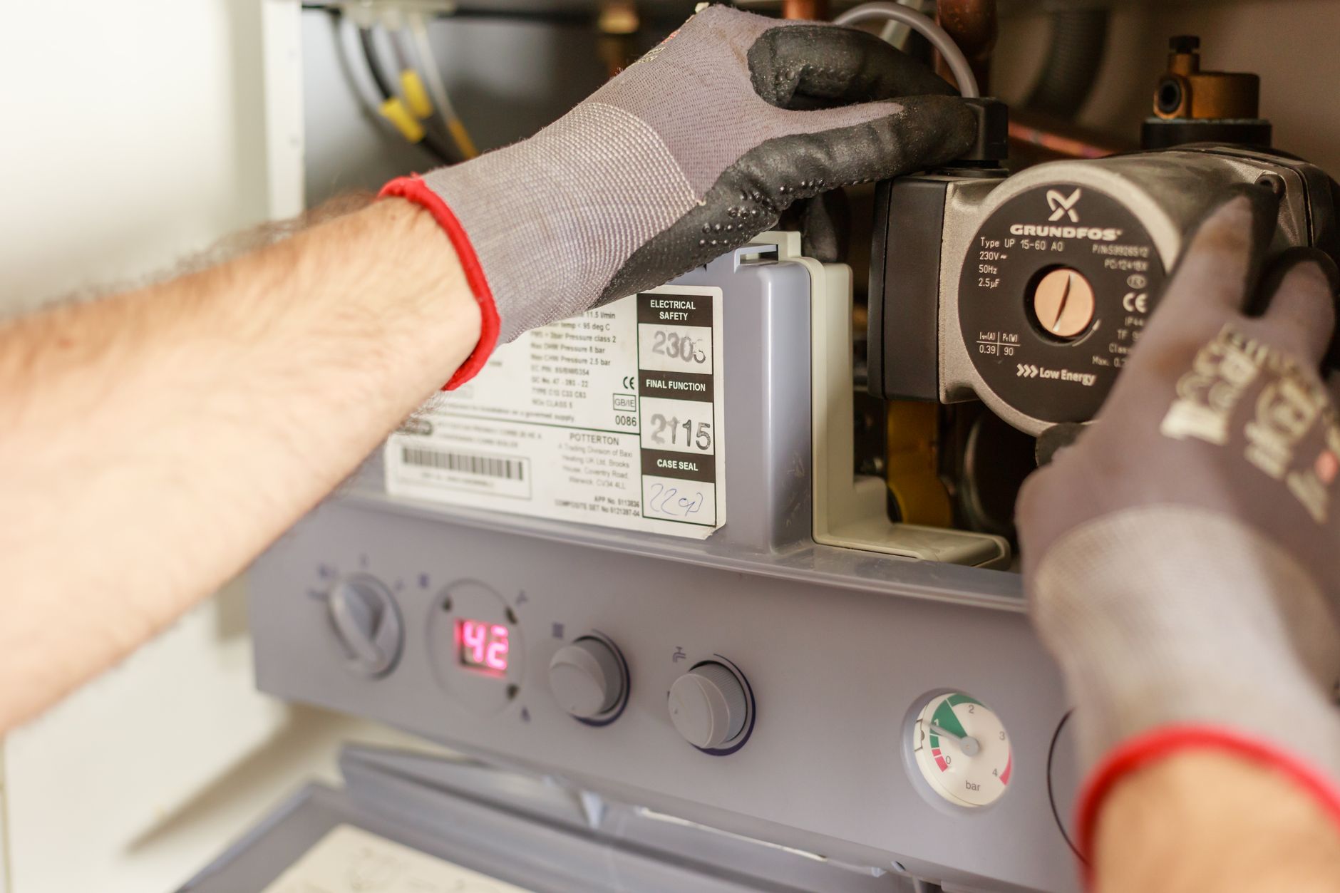 Technicien réalisant l'entretien d'une chaudière