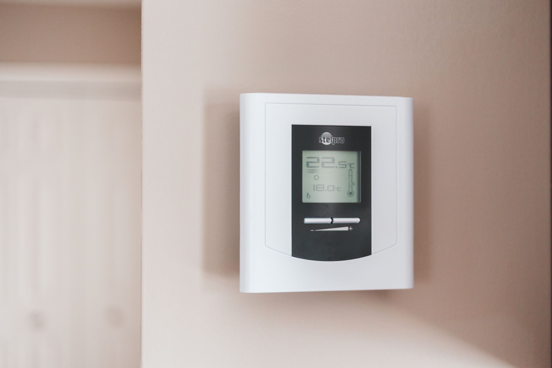 Thermostat mural réglant la température d'un logement
